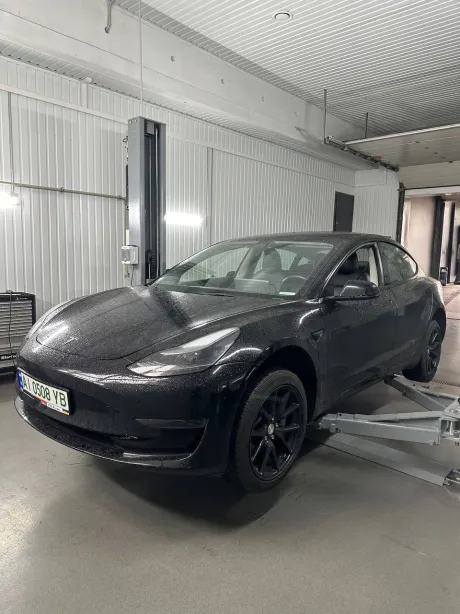 Tesla Model 3 на підйомнику під час сервісного обслуговування у Києві